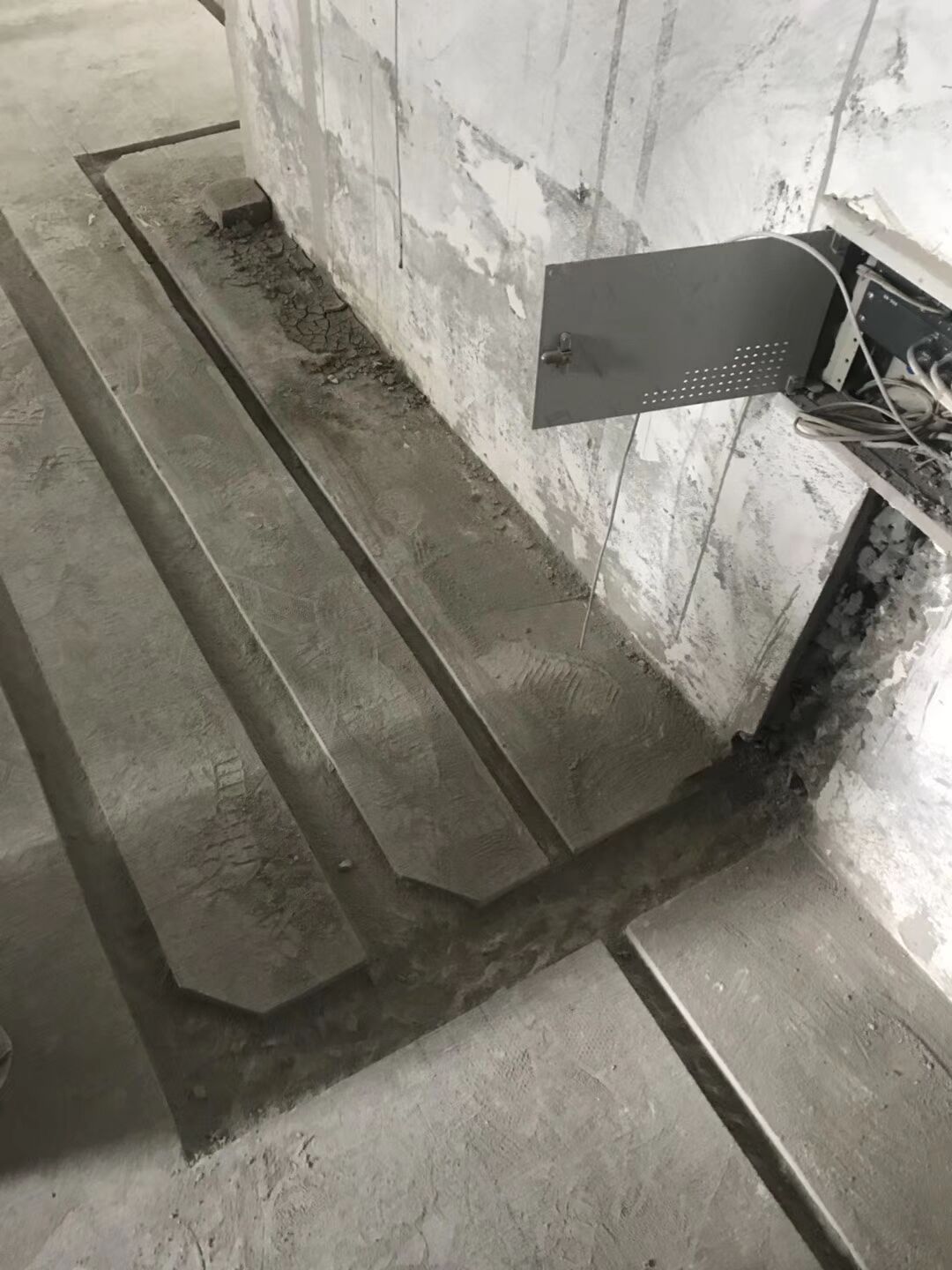 成都东苑水电改造施工现场开槽图