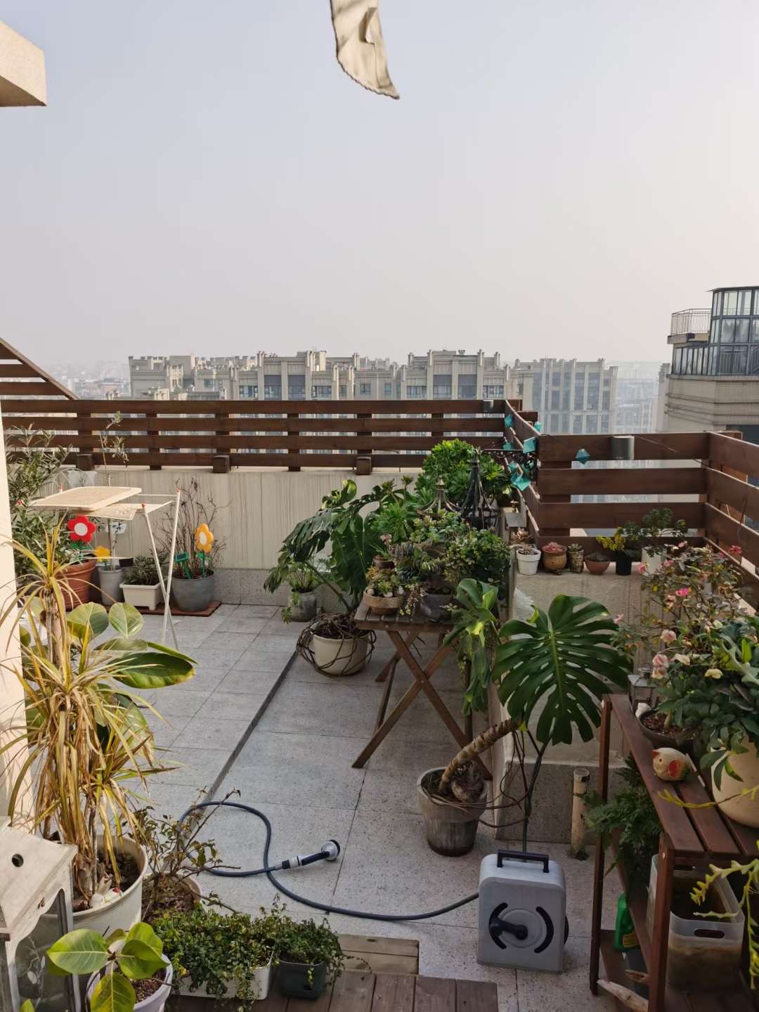 别墅现代顶层露天阳台装修效果图 – 设计本装修效果图